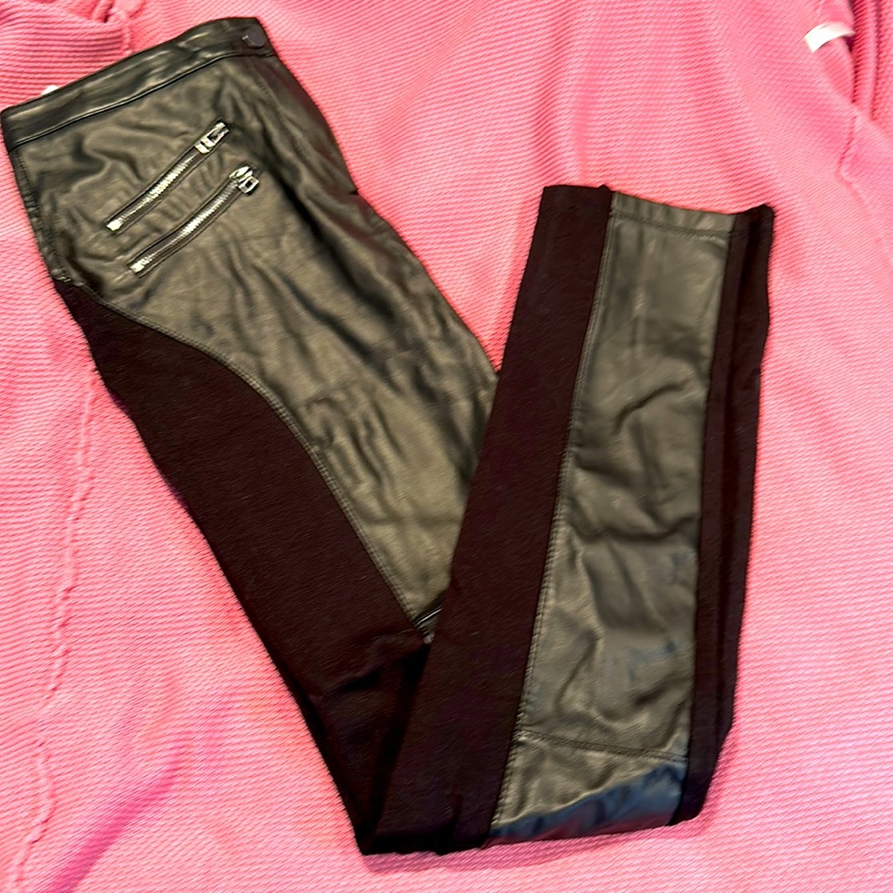 Black leather like & Stretch leggings with diagonal pockets BCBG  Medium